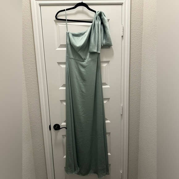 Sachin & Babi Chelsea Gown - Jade
Asymmetric Gown. NWOT - Picture 4 of 6